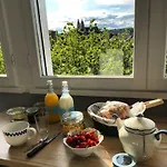 Les Beaux Jours, Tours