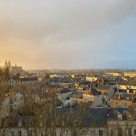 Les Beaux Jours, * Tours